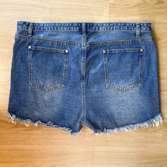 Boohoo Women’s Plus Mid Wash High Waisted Distressed Denim Jean Shorts Size 18 - Picture 4 of 8